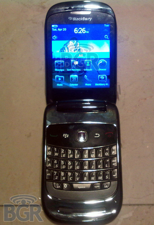 BlackBerry 9670 – «раскладушка» с QWERTY-клавиатурой