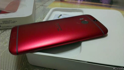 Появились "живые" фото смартфона HTC One (M8) в красном корпусе