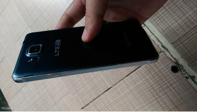Корпус Samsung Galaxy Alpha тоньше, чем у iPhone 5s